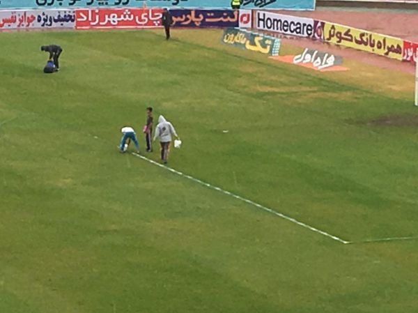 خطکشی زمین 15 دقیقه قبل از دیدار استقلال و فولاد