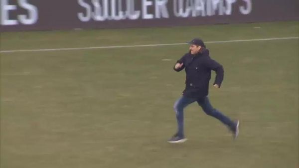 درگیری عجیب هولیگان ها و بازیکنان در لیگ هلند عکس