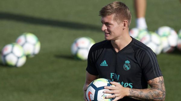  کروس  تراشتگن یک دروازه بان کامل است