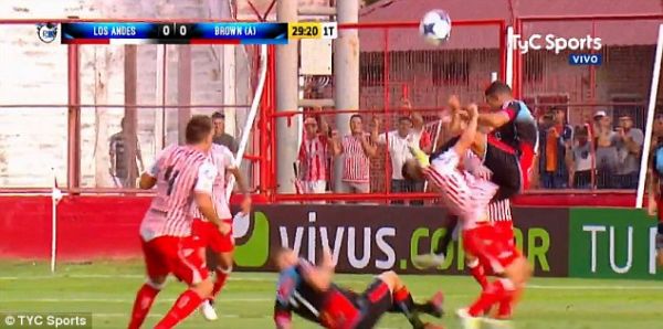 درگیری شدید در فوتبال آرژانتین بعد از تکل وحشتناک عکس