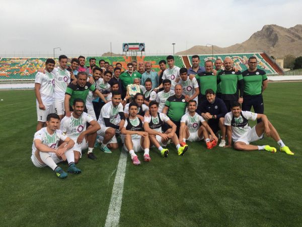 جشن تولد مدیرعامل در تمرین ذوبآهن عکس