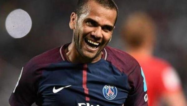 دنی آلوس؛ پرافتخارترین فوتبالیست تاریخ شد