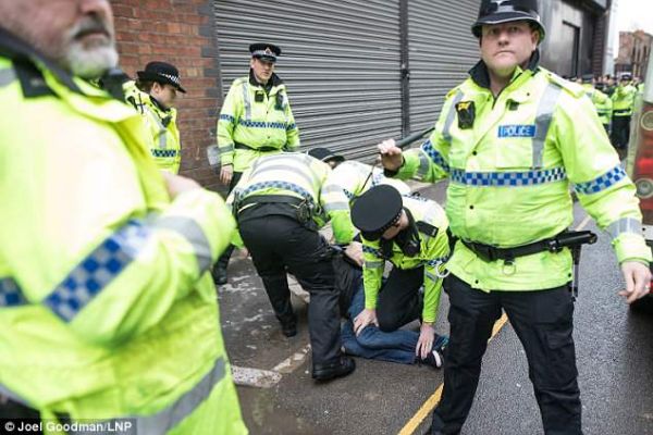 درگیری شدید بین هواداران سیتی و یونایتد عکس