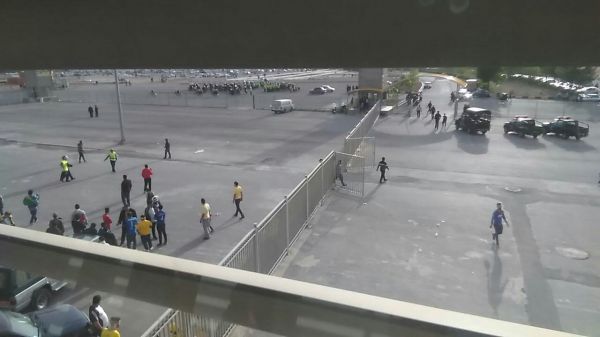 سنگپراکنی به هواداران در پارکینگ نقش جهان عکس