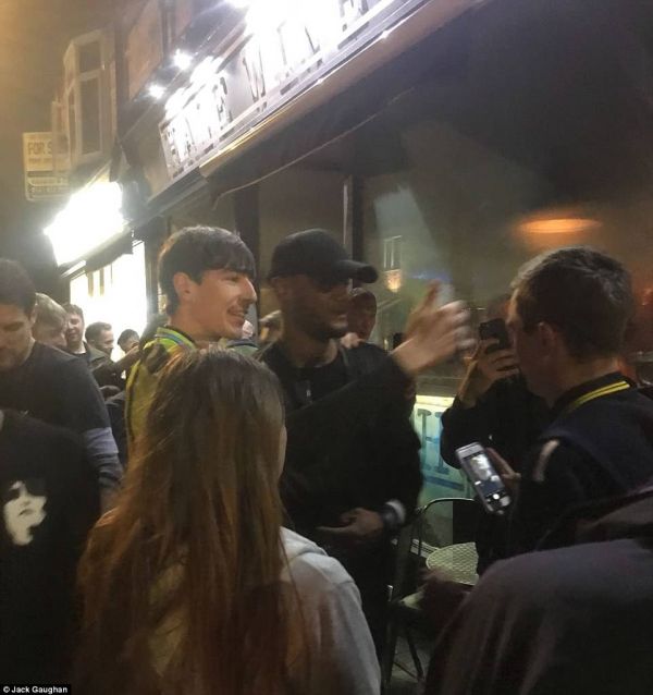  جشن قهرمانی سیتی در یک کافه محلی  عکس