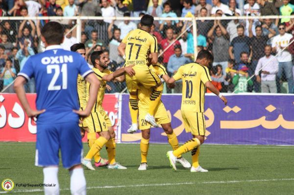 شیرازیهای گلزن علیه سد دفاعی مس