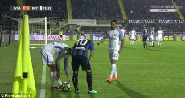 شوخی عجیب مهاجم آتالانتا با سرمربی اینتر عکس