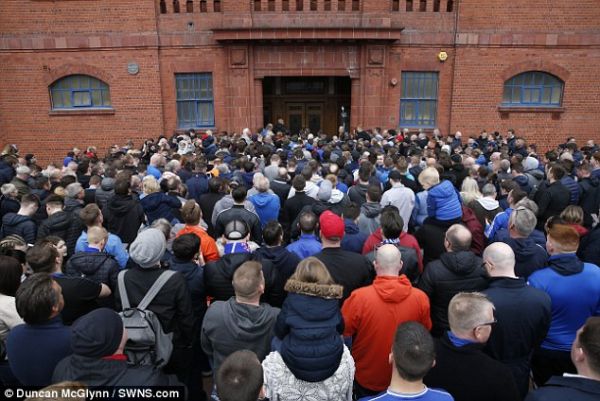 استقبال هواداران رنجرز از استیون جرارد عکس