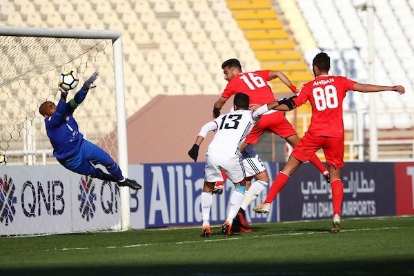 در انتظار جنگ روانی با لباس آبی در آزادی