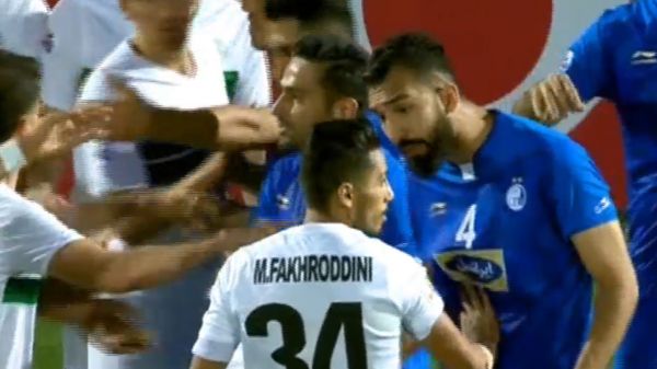  جنجال بازیکنان در نیمه اول ذوب‌آهن و استقلال