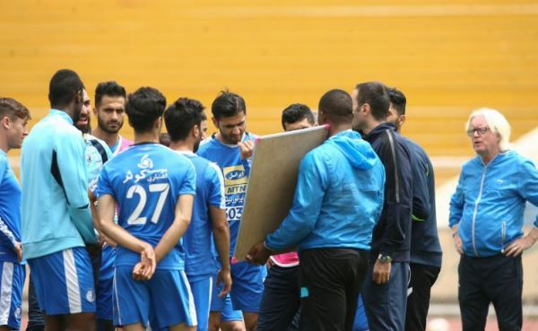 کولی و آموزش تئوری فوتبال برای استقلالی ها عکس