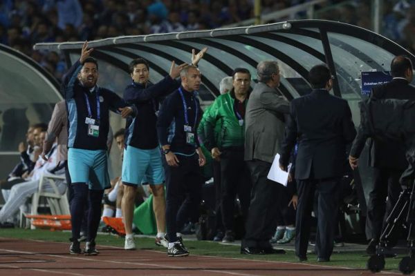 درگیری مربیان استقلال- ذوب آهن در بین دو نیمه