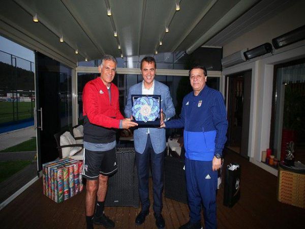 شماره یک بشیکتاش، هدیه به کیروش عکس