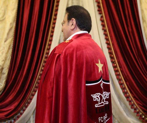 ماجرای شنل سرخرنگی که هدایتی به تن کرد