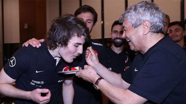 تولد مدافع ترکیه در اردوی تیم ملی عکس