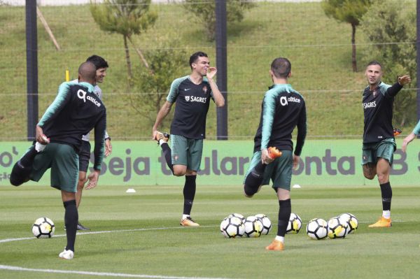 په په در اندیشه بازگشت به تیتر یک رسانهها عکس