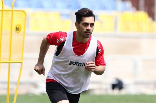  امید عالیشاه دو فصل دیگر با پرسپولیس تمدید کرد