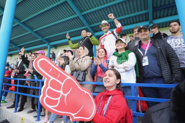  قرمز و آبی به سوی افتخار جهانی عکس