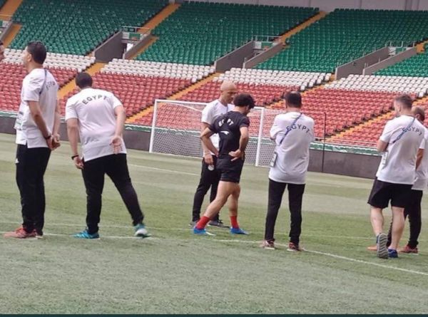 محمد صلاح در محاصره تیم پزشکی مصر عکس