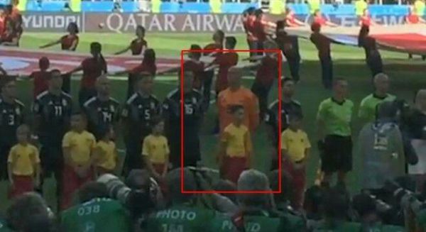 ژست عجیب گلر آرژانتین هنگام سرود ملی عکس