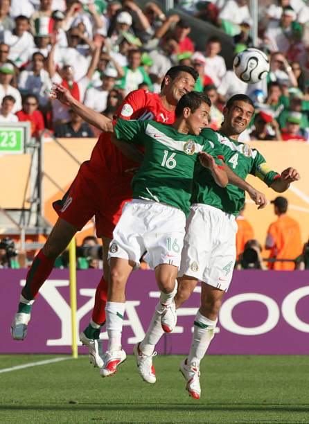  علی دایی روی سر مدافع تاریخ ساز مکزیک  عکس