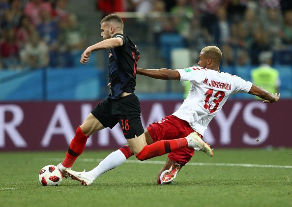 چرا مدافع دانمارک اخراج نشد عکس