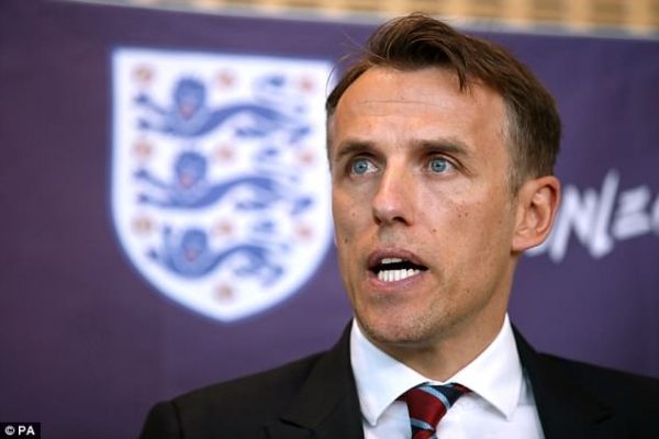  وقتی هواداران پرچم انگلیس را در خانه فیل نویل آتش زدند