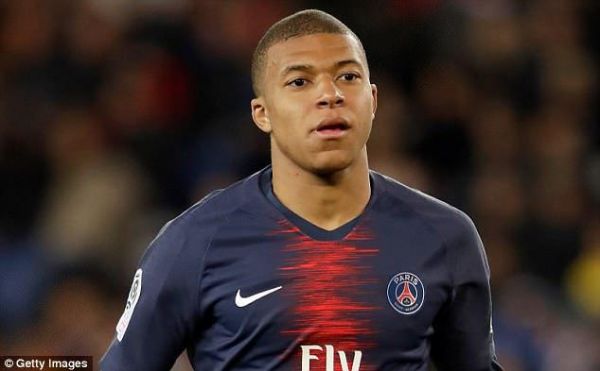 نگرانی مادر امباپه از برخورد نیمار و آلوس با پسرش