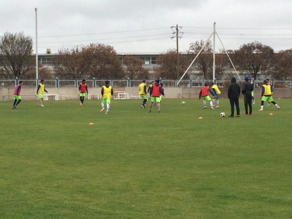 یک مدافع و یک هافبک در تمرینات گسترش فولاد