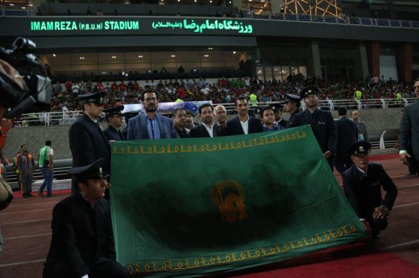 تجلیل از کمک داور جام جهانی در امام رضا عکس