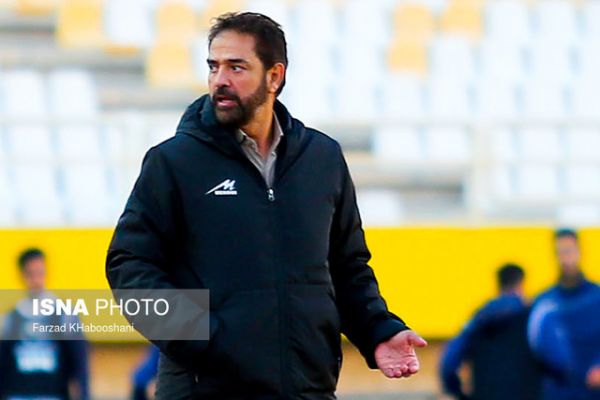  فیروز کریمی  از بازیکنانم راضی نیستم