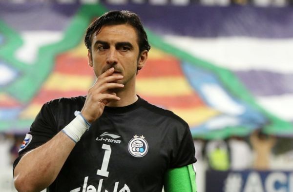  مهدی رحمتی در محل ساختمان باشگاه استقلال حاضر شد