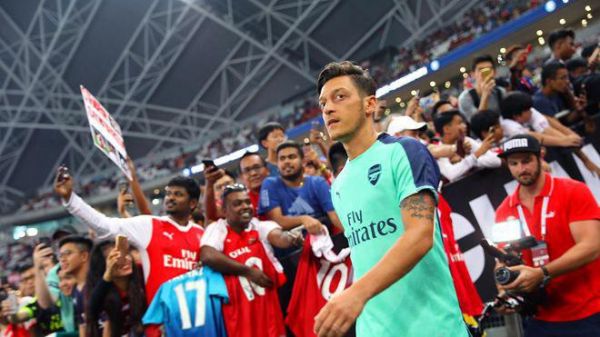  انتقاد مدیر برنامه‌های لو از مسوت اوزیل