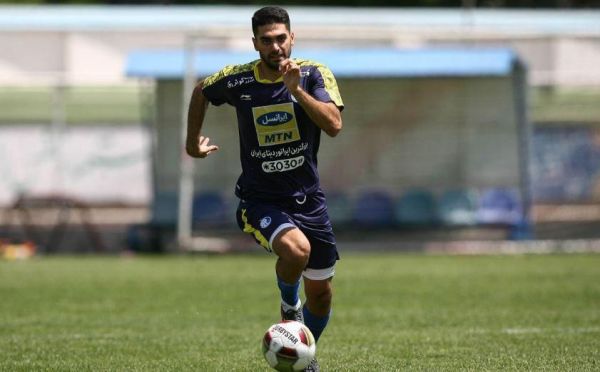 بازگشت علی کریمی به استادیوم آشنا عکس