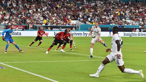 عکس گاف بامزه در پخش بازی رئال مادرید و منچستریونایتد