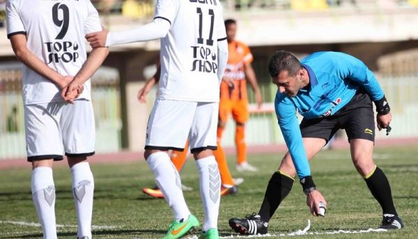  شاهو اصلانی داور دیدار استقلال خوزستان - پدیده در دقایق پایانی بازی تعویض شد