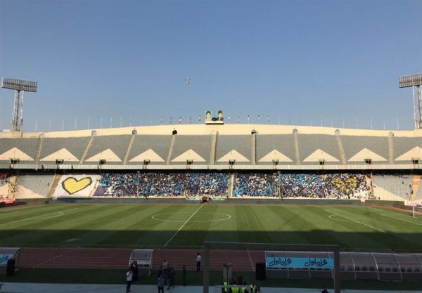 حاشیه دیدار استقلال - تراکتورسازی؛ادامه توهینها و اعتراض هواداران استقلال به سکوهای خالی