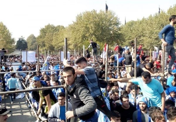 حاشیه دیدار استقلال - تراکتورسازی؛ بازار سیاه بلیت فروشی و ترافیک در مسیرهای ورود به ورزشگاه