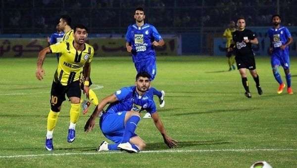  حواشی بازی پارس جنوبی - استقلال در نیمه اول  هواداران استقلال بطری آب پرتاب کردند، جمی ها موج مکزیکی رفتند