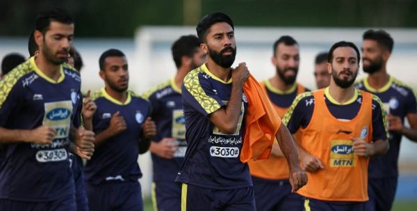 گزارش تمرین استقلال تسلیت دسته جمعی به هافبک عزادار و تذکر شفر به بازیکنان فولاد آنالیز شد