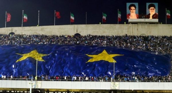  تشویق بازیکن فولاد توسط استقلالی‌ها و حضور 10 هزار نفر در آزادی  تسلیت به هافبک عزادار