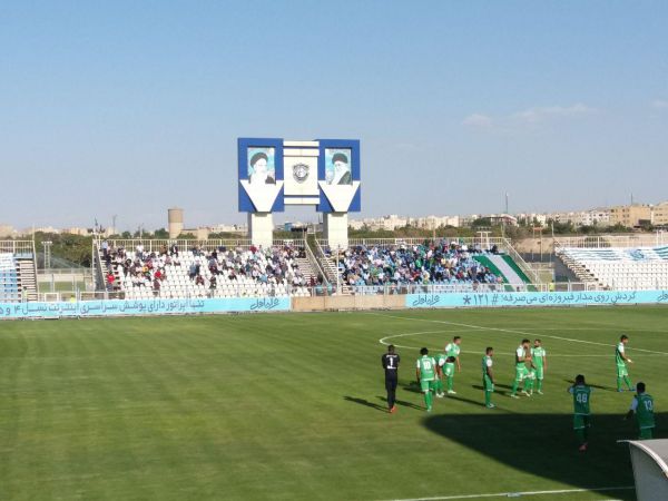  ورزشگاه خالی، میزبان ماشین و ذوب‌آهن عکس