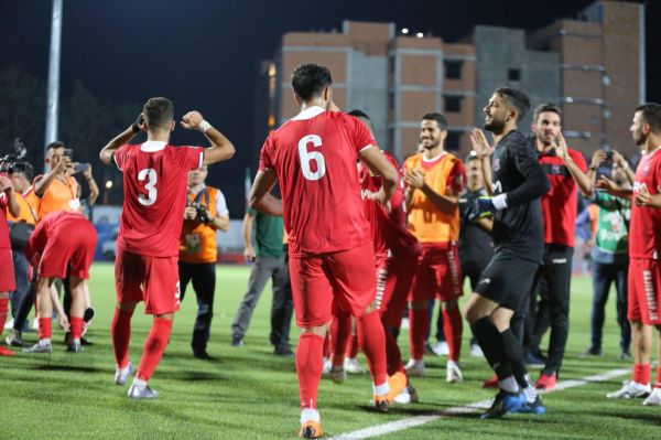  شادی و رقص نساج‌ها در ورزشگاه شهید وطنی  عکس