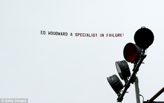  فریاد اعتراض هواداران یونایتد به آسمان رسید   عکس