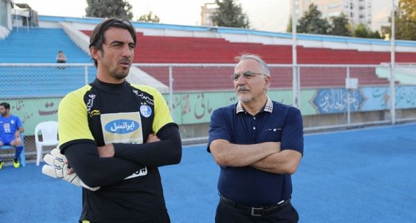  حاجیلو  به بازیکنان استقلال شوک وارد شده و دنبال کاری خاص در زمین السد هستند  پیشکسوتی که ۸ دقیقه بازی کرده، خودش را اندازه رایکوف می‌بیند