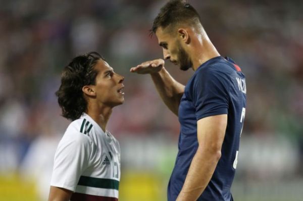 اقدام شرم آور مدافع چلسی در تمسخر حریف عکس