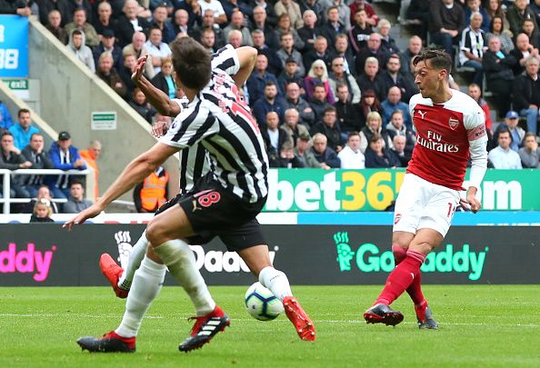  مسوت اوزیل؛ یک بغل پا برای فرار از انتقادات   عکس