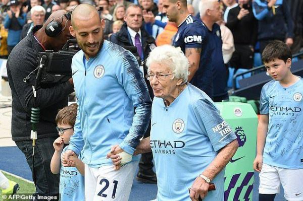 تقدیر ویژه سیتی از طرفداران 100 ساله عکس