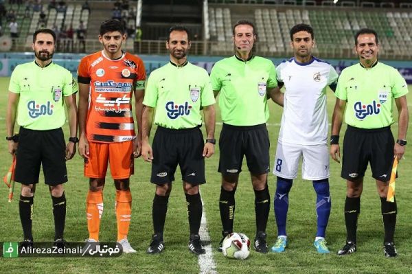  گزارش تصویری سایپا - نفت مسجد سلیمان   وبسایت فوتبالی- پیکار دو تیم سایپا  و نفت مسجد سلیمان که با حساب دو بر یک به سود شاگردان دایی به پایان رسید  بازیکنان در ابتدای بازی با شاخه های گل یاد و خاطره مرحوم مجید غلام نژاد را گرامی داشتند