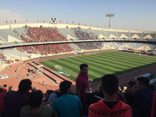  حاشیه دربی 88؛ حضور خانم گوینده« رادیو ورزشگاه» در استادیوم  بنر جالبی برای برانکو